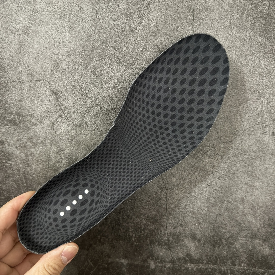 图片[8]-【莞顶纯原】Nike Air Flightposite One 飞行风一代系列中帮休闲运动文化篮球鞋“碳板黑风”碳板风一复刻版 风衣 FV5582-001 采用一次成型聚氨酯铸模脚型内膜鞋面材质 鞋垫嵌入前后掌ZOOM回弹缓震气垫 超大TPU模块组合耐磨橡胶大底❗️ 经典的全黑配色 Nike Air Flightposite 2014 “Carbon Fiber” 又将我们带回到那个难忘的年代。低调而奢华感十足的碳纤维纹路鞋面，经典的拉链式设计，在十多年后的今天，这款碳板风仍然颇具魅力，诸多细节值得细细品味。 尺码：40-46-选品中心