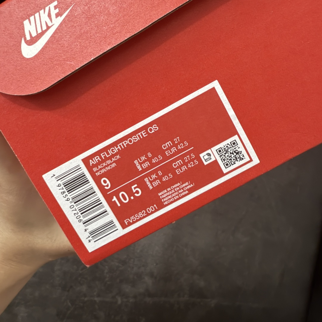 图片[14]-【莞顶纯原】Nike Air Flightposite One 飞行风一代系列中帮休闲运动文化篮球鞋“碳板黑风”碳板风一复刻版 风衣 FV5582-001 采用一次成型聚氨酯铸模脚型内膜鞋面材质 鞋垫嵌入前后掌ZOOM回弹缓震气垫 超大TPU模块组合耐磨橡胶大底❗️ 经典的全黑配色 Nike Air Flightposite 2014 “Carbon Fiber” 又将我们带回到那个难忘的年代。低调而奢华感十足的碳纤维纹路鞋面，经典的拉链式设计，在十多年后的今天，这款碳板风仍然颇具魅力，诸多细节值得细细品味。 尺码：40-46-选品中心