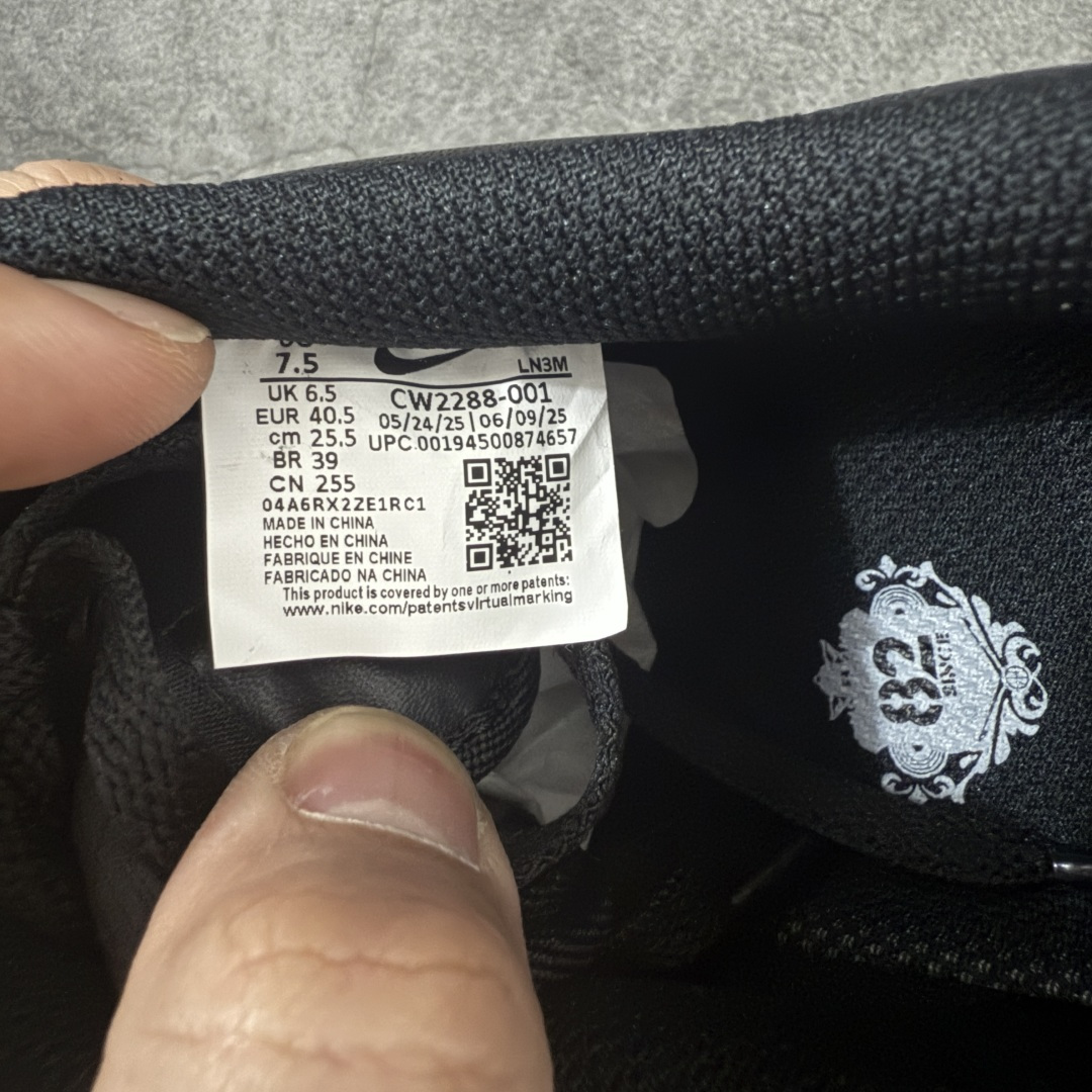 图片[6]-【Max原厂皮版】Nike Air Force 1 Low AF1空军一号 黑白光面亮皮版 C22288-001 •市场最高品质 •原厂皮 纹理皮质原鞋保持一致 •正确拉帮线颜色与原鞋一致 •正确鞋垫RB材质 高弹性 •原厂电绣工艺 刺绣立体感饱满度一致 •原厂鞋舌织唛标 同步原鞋 •正确鞋盒外标 字体立体感 带芯片 •正确高频深度 •正确针车缝隙 尺码：35.5 36 36.5 37 37.5 38 38.5 39 40 40.5 41 42 42.5 43 44 44.5 45 46 46.5 47.5-选品中心