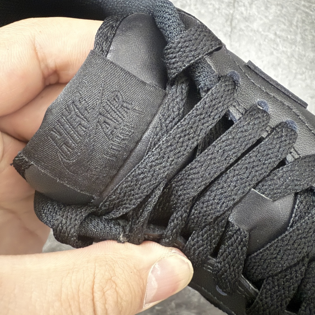 图片[5]-【Max原厂皮版】Nike Air Force 1 Low AF1空军一号 黑白光面亮皮版 C22288-001 •市场最高品质 •原厂皮 纹理皮质原鞋保持一致 •正确拉帮线颜色与原鞋一致 •正确鞋垫RB材质 高弹性 •原厂电绣工艺 刺绣立体感饱满度一致 •原厂鞋舌织唛标 同步原鞋 •正确鞋盒外标 字体立体感 带芯片 •正确高频深度 •正确针车缝隙 尺码：35.5 36 36.5 37 37.5 38 38.5 39 40 40.5 41 42 42.5 43 44 44.5 45 46 46.5 47.5-选品中心