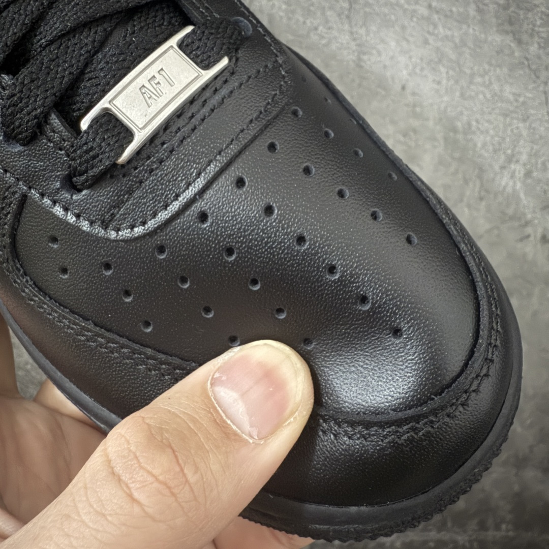 图片[4]-【Max原厂皮版】Nike Air Force 1 Low AF1空军一号 黑白光面亮皮版 C22288-001 •市场最高品质 •原厂皮 纹理皮质原鞋保持一致 •正确拉帮线颜色与原鞋一致 •正确鞋垫RB材质 高弹性 •原厂电绣工艺 刺绣立体感饱满度一致 •原厂鞋舌织唛标 同步原鞋 •正确鞋盒外标 字体立体感 带芯片 •正确高频深度 •正确针车缝隙 尺码：35.5 36 36.5 37 37.5 38 38.5 39 40 40.5 41 42 42.5 43 44 44.5 45 46 46.5 47.5-选品中心