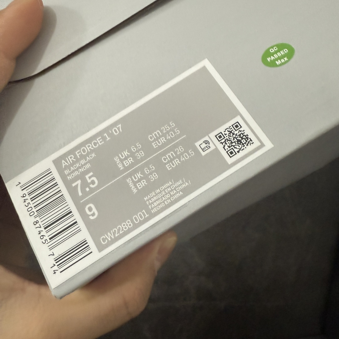 图片[8]-【Max原厂皮版】Nike Air Force 1 Low AF1空军一号 黑白光面亮皮版 C22288-001 •市场最高品质 •原厂皮 纹理皮质原鞋保持一致 •正确拉帮线颜色与原鞋一致 •正确鞋垫RB材质 高弹性 •原厂电绣工艺 刺绣立体感饱满度一致 •原厂鞋舌织唛标 同步原鞋 •正确鞋盒外标 字体立体感 带芯片 •正确高频深度 •正确针车缝隙 尺码：35.5 36 36.5 37 37.5 38 38.5 39 40 40.5 41 42 42.5 43 44 44.5 45 46 46.5 47.5-选品中心