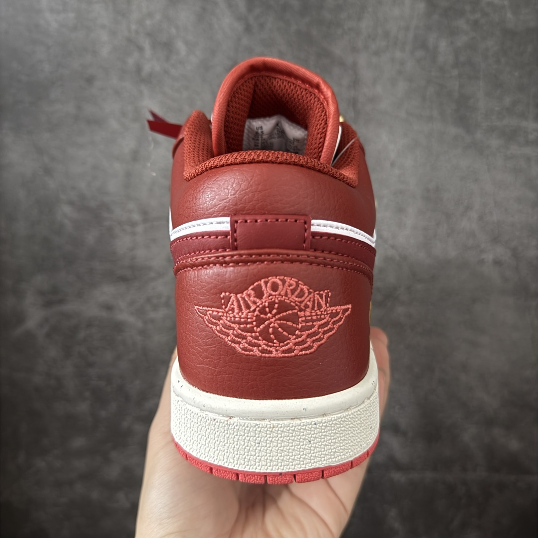图片[4]-【纯原礼盒版本】Air Jordan 1 Low\”Wedding\”乔丹AJ1低帮秀禾婚鞋情定终生 货号：FJ3459-160 该定制版球鞋选用原鞋款为AJ1低帮系列球鞋，灵感来自中式婚庆，保留原鞋灰白红基调的基础上，叠加红色丝绒鞋带、增加整体的质感。配饰有双喜金属小挂件，再次呼应主题，呈现出中式婚礼的喜庆、庄重、雅致！鞋面金属挂件及鞋头喜字均可拆卸，同时满足婚庆和日常穿搭需求。本产品所有图片均为实物拍摄，受环境、设备影响会存在微小的色彩差异。定制球鞋均为纯手工定制，满足日常穿戴需求，穿着过程尽量避免剧烈运动和锐物划伤、避免使用高浓度的有机溶剂进行擦洗。 尺码：35.5 36 36.5 37.5 38 38.5 39 40 40.5 41 42 42.5 43 44 44.5 45 46-选品中心
