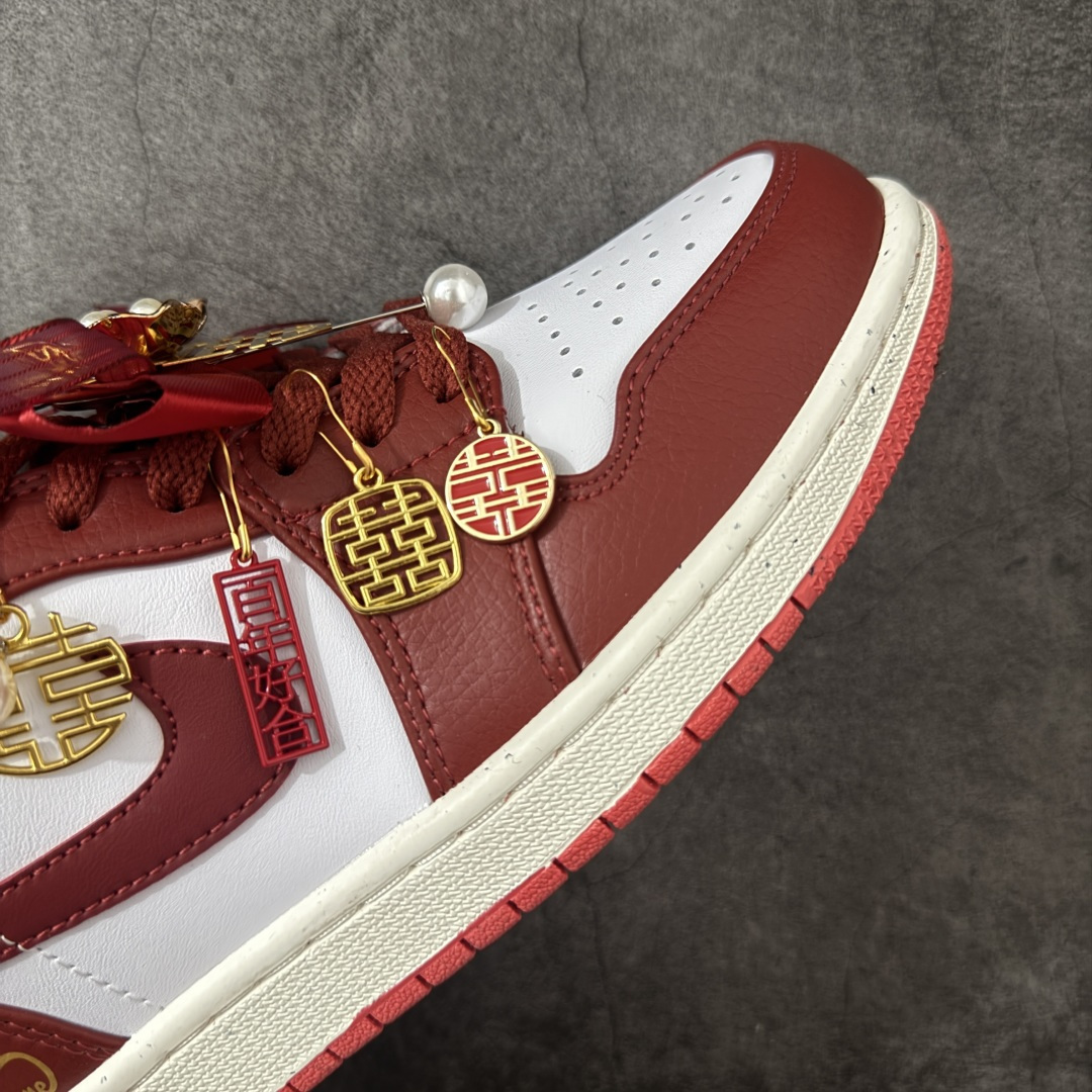 图片[6]-【纯原礼盒版本】Air Jordan 1 Low\”Wedding\”乔丹AJ1低帮秀禾婚鞋情定终生 货号：FJ3459-160 该定制版球鞋选用原鞋款为AJ1低帮系列球鞋，灵感来自中式婚庆，保留原鞋灰白红基调的基础上，叠加红色丝绒鞋带、增加整体的质感。配饰有双喜金属小挂件，再次呼应主题，呈现出中式婚礼的喜庆、庄重、雅致！鞋面金属挂件及鞋头喜字均可拆卸，同时满足婚庆和日常穿搭需求。本产品所有图片均为实物拍摄，受环境、设备影响会存在微小的色彩差异。定制球鞋均为纯手工定制，满足日常穿戴需求，穿着过程尽量避免剧烈运动和锐物划伤、避免使用高浓度的有机溶剂进行擦洗。 尺码：35.5 36 36.5 37.5 38 38.5 39 40 40.5 41 42 42.5 43 44 44.5 45 46-选品中心