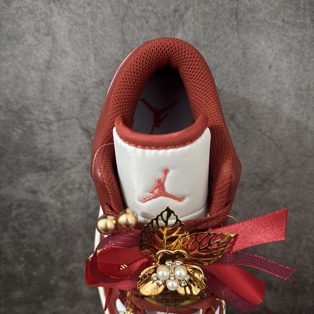 图片[8]-【纯原礼盒版本】Air Jordan 1 Low\”Wedding\”乔丹AJ1低帮秀禾婚鞋情定终生 货号：FJ3459-160 该定制版球鞋选用原鞋款为AJ1低帮系列球鞋，灵感来自中式婚庆，保留原鞋灰白红基调的基础上，叠加红色丝绒鞋带、增加整体的质感。配饰有双喜金属小挂件，再次呼应主题，呈现出中式婚礼的喜庆、庄重、雅致！鞋面金属挂件及鞋头喜字均可拆卸，同时满足婚庆和日常穿搭需求。本产品所有图片均为实物拍摄，受环境、设备影响会存在微小的色彩差异。定制球鞋均为纯手工定制，满足日常穿戴需求，穿着过程尽量避免剧烈运动和锐物划伤、避免使用高浓度的有机溶剂进行擦洗。 尺码：35.5 36 36.5 37.5 38 38.5 39 40 40.5 41 42 42.5 43 44 44.5 45 46-选品中心