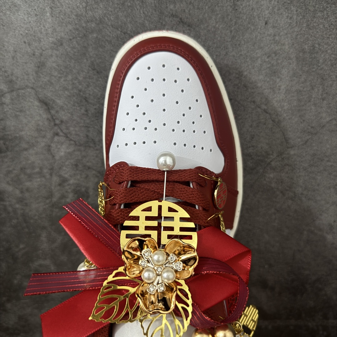 图片[5]-【纯原礼盒版本】Air Jordan 1 Low\”Wedding\”乔丹AJ1低帮秀禾婚鞋情定终生 货号：FJ3459-160 该定制版球鞋选用原鞋款为AJ1低帮系列球鞋，灵感来自中式婚庆，保留原鞋灰白红基调的基础上，叠加红色丝绒鞋带、增加整体的质感。配饰有双喜金属小挂件，再次呼应主题，呈现出中式婚礼的喜庆、庄重、雅致！鞋面金属挂件及鞋头喜字均可拆卸，同时满足婚庆和日常穿搭需求。本产品所有图片均为实物拍摄，受环境、设备影响会存在微小的色彩差异。定制球鞋均为纯手工定制，满足日常穿戴需求，穿着过程尽量避免剧烈运动和锐物划伤、避免使用高浓度的有机溶剂进行擦洗。 尺码：35.5 36 36.5 37.5 38 38.5 39 40 40.5 41 42 42.5 43 44 44.5 45 46-选品中心