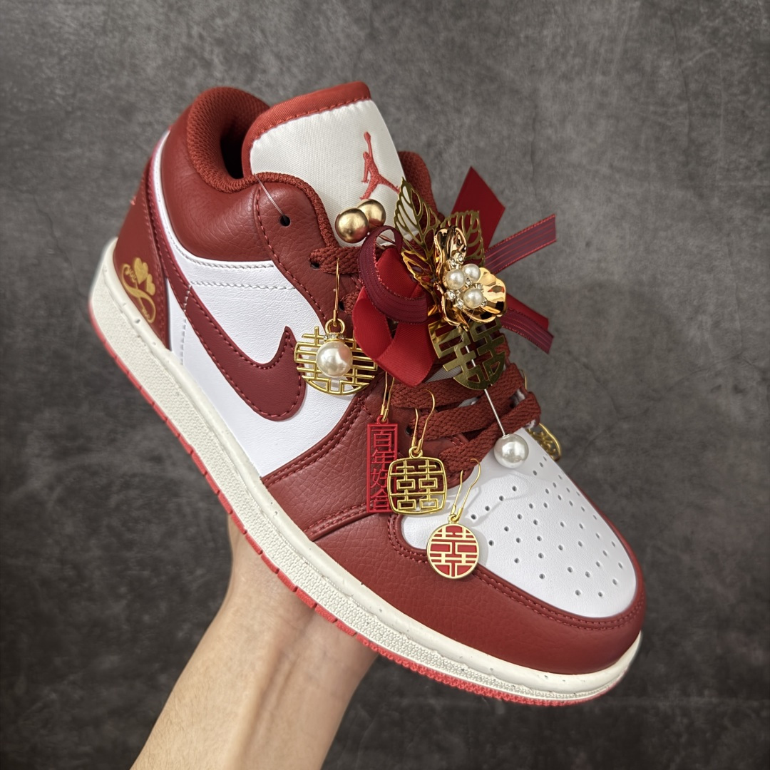 图片[3]-【纯原礼盒版本】Air Jordan 1 Low\”Wedding\”乔丹AJ1低帮秀禾婚鞋情定终生 货号：FJ3459-160 该定制版球鞋选用原鞋款为AJ1低帮系列球鞋，灵感来自中式婚庆，保留原鞋灰白红基调的基础上，叠加红色丝绒鞋带、增加整体的质感。配饰有双喜金属小挂件，再次呼应主题，呈现出中式婚礼的喜庆、庄重、雅致！鞋面金属挂件及鞋头喜字均可拆卸，同时满足婚庆和日常穿搭需求。本产品所有图片均为实物拍摄，受环境、设备影响会存在微小的色彩差异。定制球鞋均为纯手工定制，满足日常穿戴需求，穿着过程尽量避免剧烈运动和锐物划伤、避免使用高浓度的有机溶剂进行擦洗。 尺码：35.5 36 36.5 37.5 38 38.5 39 40 40.5 41 42 42.5 43 44 44.5 45 46-选品中心