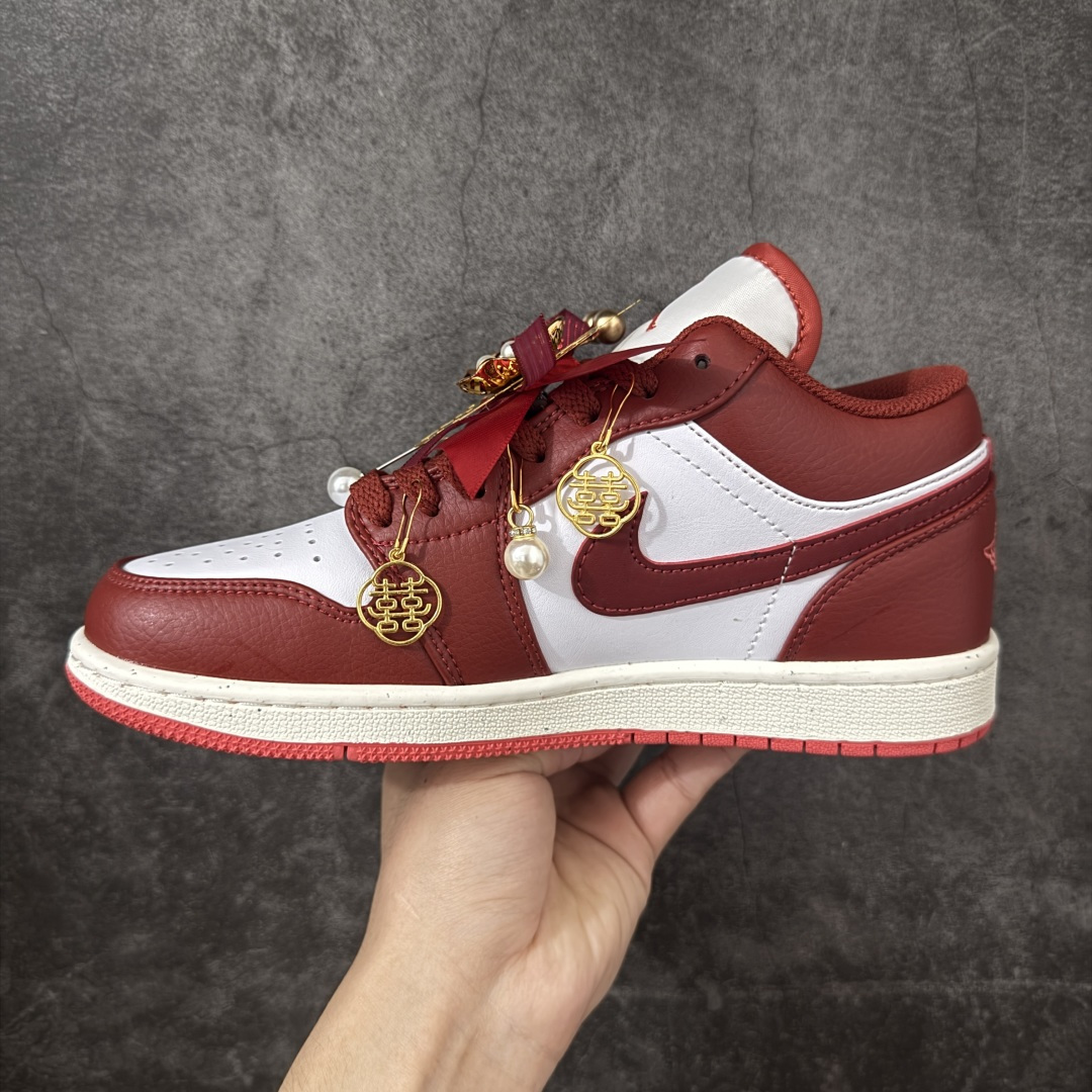 图片[2]-【纯原礼盒版本】Air Jordan 1 Low\”Wedding\”乔丹AJ1低帮秀禾婚鞋情定终生 货号：FJ3459-160 该定制版球鞋选用原鞋款为AJ1低帮系列球鞋，灵感来自中式婚庆，保留原鞋灰白红基调的基础上，叠加红色丝绒鞋带、增加整体的质感。配饰有双喜金属小挂件，再次呼应主题，呈现出中式婚礼的喜庆、庄重、雅致！鞋面金属挂件及鞋头喜字均可拆卸，同时满足婚庆和日常穿搭需求。本产品所有图片均为实物拍摄，受环境、设备影响会存在微小的色彩差异。定制球鞋均为纯手工定制，满足日常穿戴需求，穿着过程尽量避免剧烈运动和锐物划伤、避免使用高浓度的有机溶剂进行擦洗。 尺码：35.5 36 36.5 37.5 38 38.5 39 40 40.5 41 42 42.5 43 44 44.5 45 46-选品中心