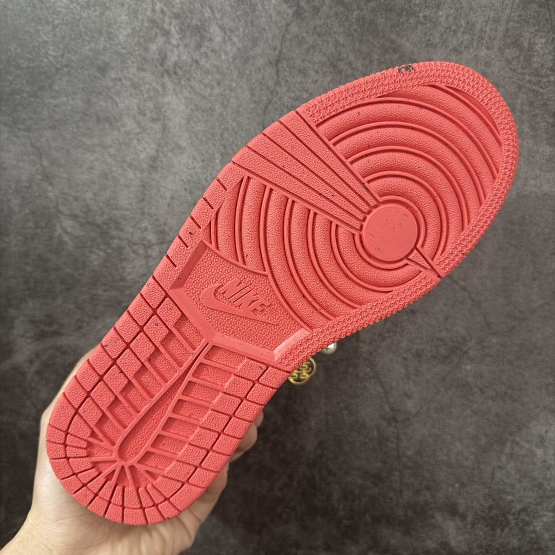 图片[9]-【纯原礼盒版本】Air Jordan 1 Low\”Wedding\”乔丹AJ1低帮秀禾婚鞋情定终生 货号：FJ3459-160 该定制版球鞋选用原鞋款为AJ1低帮系列球鞋，灵感来自中式婚庆，保留原鞋灰白红基调的基础上，叠加红色丝绒鞋带、增加整体的质感。配饰有双喜金属小挂件，再次呼应主题，呈现出中式婚礼的喜庆、庄重、雅致！鞋面金属挂件及鞋头喜字均可拆卸，同时满足婚庆和日常穿搭需求。本产品所有图片均为实物拍摄，受环境、设备影响会存在微小的色彩差异。定制球鞋均为纯手工定制，满足日常穿戴需求，穿着过程尽量避免剧烈运动和锐物划伤、避免使用高浓度的有机溶剂进行擦洗。 尺码：35.5 36 36.5 37.5 38 38.5 39 40 40.5 41 42 42.5 43 44 44.5 45 46-选品中心