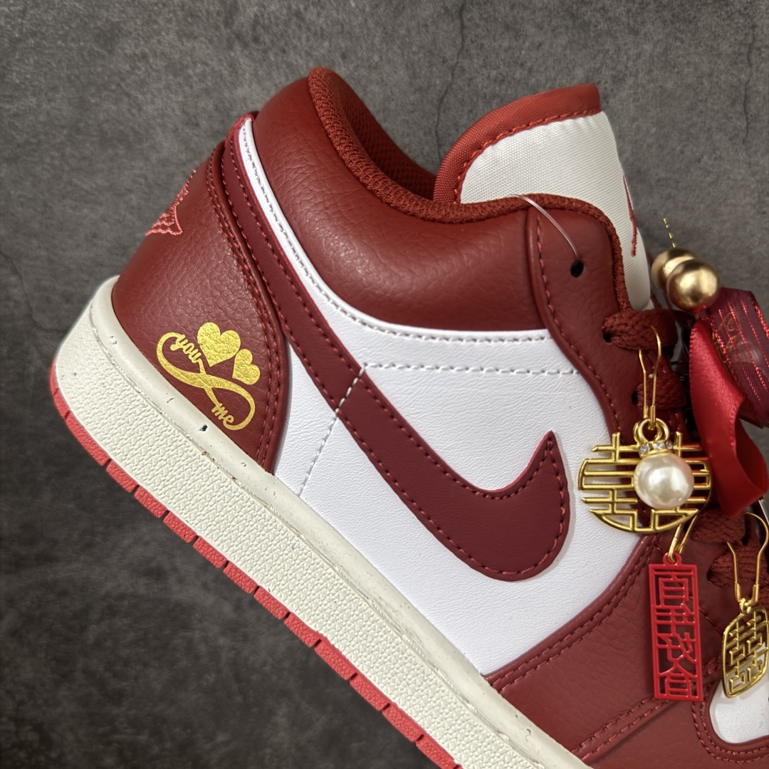 图片[7]-【纯原礼盒版本】Air Jordan 1 Low\”Wedding\”乔丹AJ1低帮秀禾婚鞋情定终生 货号：FJ3459-160 该定制版球鞋选用原鞋款为AJ1低帮系列球鞋，灵感来自中式婚庆，保留原鞋灰白红基调的基础上，叠加红色丝绒鞋带、增加整体的质感。配饰有双喜金属小挂件，再次呼应主题，呈现出中式婚礼的喜庆、庄重、雅致！鞋面金属挂件及鞋头喜字均可拆卸，同时满足婚庆和日常穿搭需求。本产品所有图片均为实物拍摄，受环境、设备影响会存在微小的色彩差异。定制球鞋均为纯手工定制，满足日常穿戴需求，穿着过程尽量避免剧烈运动和锐物划伤、避免使用高浓度的有机溶剂进行擦洗。 尺码：35.5 36 36.5 37.5 38 38.5 39 40 40.5 41 42 42.5 43 44 44.5 45 46-选品中心