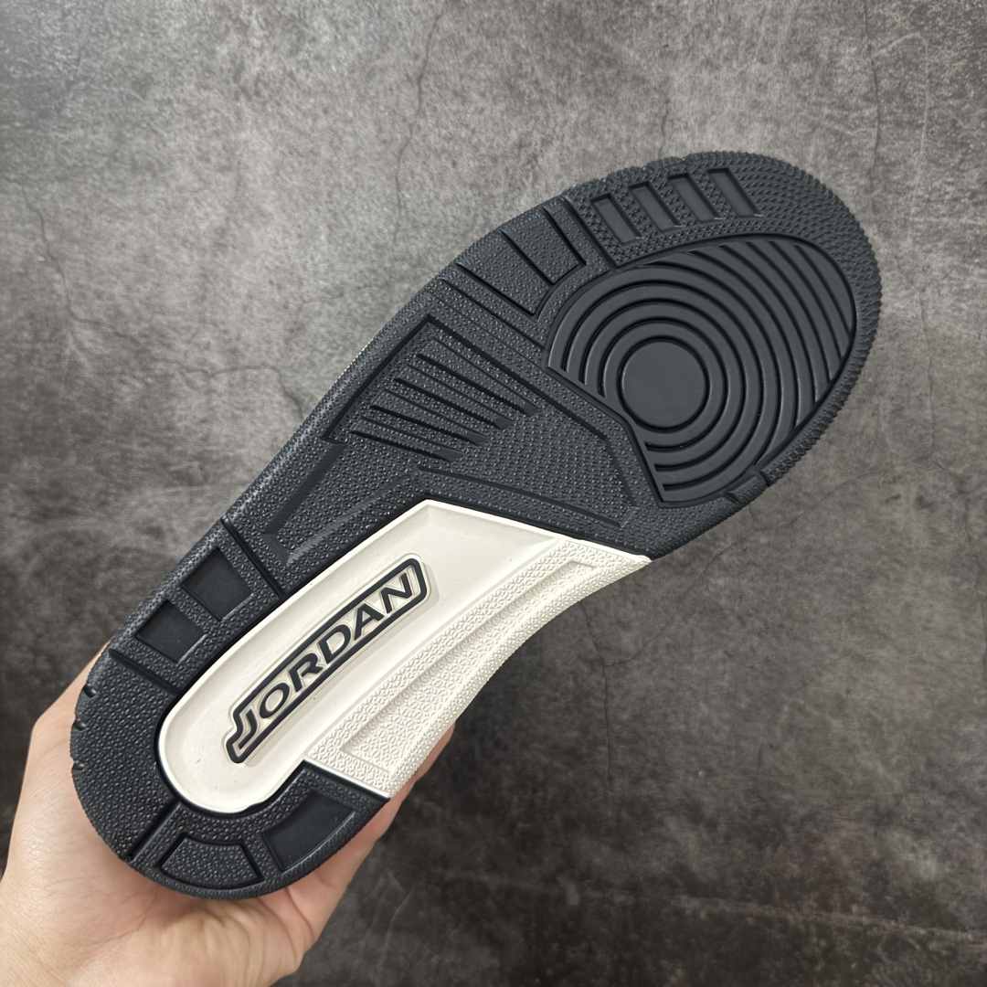 图片[9]-【纯原N版】Air Jordan Legacy AJ312 Low 低帮复古篮球鞋 CD7069-007 市场最强独一档产物 全套原纸板楦头开发 原厂大底磨具加持立体防滑纹理 原档数据后跟TPU子母扣魔术贴 原装可视Air Sole气垫 原汁原味最完美的312代版型 唯一正确鞋头趴度弧度高度鞋身腰线 进口港宝加持 后跟自然饱满 全鞋荧光划线卡点 追求极致完美 每一双都是工艺品 多重QC质检 超越公司货的品控标准 实实在在的免检产品 鞋身采用了皮革材质打造 横跨鞋面的魔术贴十分吸睛 侧面的Swoosh Logo的一部分被鞋面遮挡了一部分 颇具玩味 魔术贴上标有NK标识 而鞋舌上是Jordan的经典红色飞翼Logo 后跟和鞋底均采用了AJ3的设计 后跟上同样也使用了经典的爆裂纹图案 尺码：36-47.5-选品中心