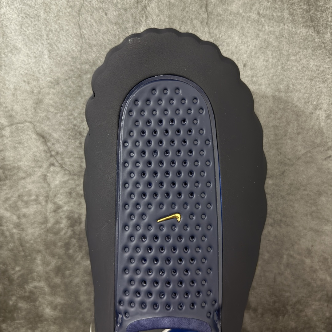 图片[5]-【XP纯原】Nike Mind 001 神经科学足底按摩包头拖鞋 晶洞黑蓝 HQ4307-400 同源ZP原材 匠心打造 🔹原厂MD一体发泡大底：全套原模开版，渐变雾面哑光喷漆，柔软回弹和ZP完全一致。 🔹22颗独立PEBAX泡棉按摩底：黑科技活塞式按摩脚感，踩下去的Q弹感和ZP无差。 🔹正确组合大底：鞋头前后跟橡胶贴片，耐磨防滑，细节还原到每一处。 🔹高还原细节：TPU电镀银Swoosh、针织透气鞋舌、高弹原鞋垫，清洁度拉满。 货号： IQ8502-001 尺码：36 36.5 37.5 38 38.5 39 40 40.5 41 42 42.5 43 44 44.5 45 46 47.5 48.5 ⚠️尺码提示：偏小一码，建议拍大一码，脚感更舒适。-选品中心