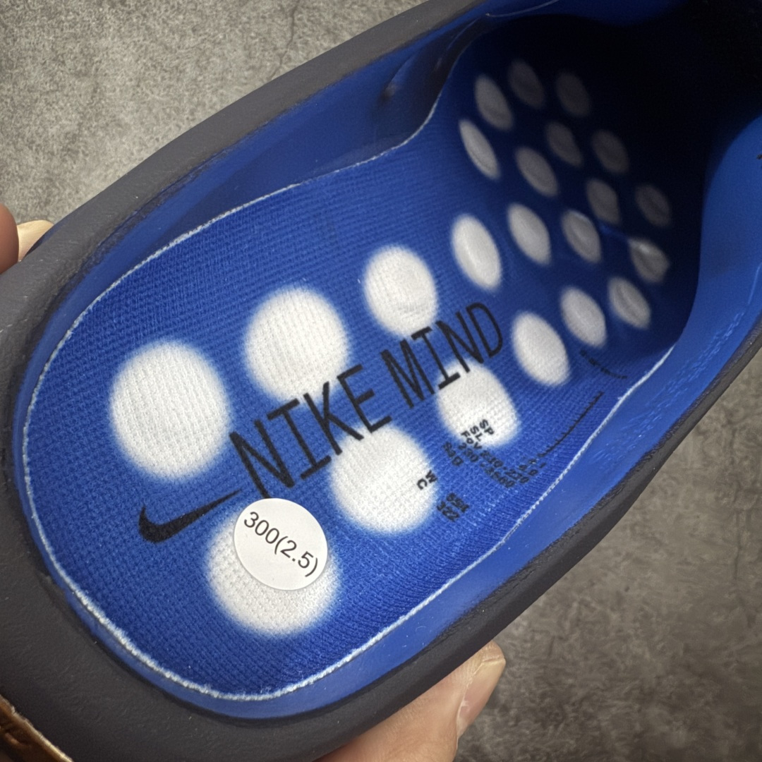 图片[6]-【XP纯原】Nike Mind 001 神经科学足底按摩包头拖鞋 晶洞黑蓝 HQ4307-400 同源ZP原材 匠心打造 🔹原厂MD一体发泡大底：全套原模开版，渐变雾面哑光喷漆，柔软回弹和ZP完全一致。 🔹22颗独立PEBAX泡棉按摩底：黑科技活塞式按摩脚感，踩下去的Q弹感和ZP无差。 🔹正确组合大底：鞋头前后跟橡胶贴片，耐磨防滑，细节还原到每一处。 🔹高还原细节：TPU电镀银Swoosh、针织透气鞋舌、高弹原鞋垫，清洁度拉满。 货号： IQ8502-001 尺码：36 36.5 37.5 38 38.5 39 40 40.5 41 42 42.5 43 44 44.5 45 46 47.5 48.5 ⚠️尺码提示：偏小一码，建议拍大一码，脚感更舒适。-选品中心