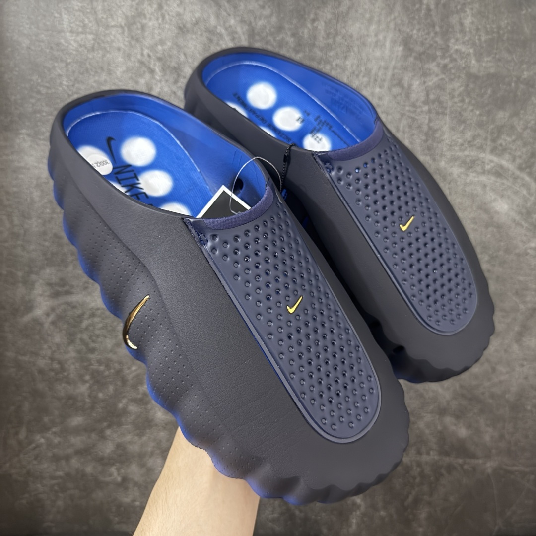 【XP纯原】Nike Mind 001 神经科学足底按摩包头拖鞋 晶洞黑蓝 HQ4307-400 同源ZP原材 匠心打造 🔹原厂MD一体发泡大底：全套原模开版，渐变雾面哑光喷漆，柔软回弹和ZP完全一致。 🔹22颗独立PEBAX泡棉按摩底：黑科技活塞式按摩脚感，踩下去的Q弹感和ZP无差。 🔹正确组合大底：鞋头前后跟橡胶贴片，耐磨防滑，细节还原到每一处。 🔹高还原细节：TPU电镀银Swoosh、针织透气鞋舌、高弹原鞋垫，清洁度拉满。 货号： IQ8502-001 尺码：36 36.5 37.5 38 38.5 39 40 40.5 41 42 42.5 43 44 44.5 45 46 47.5 48.5 ⚠️尺码提示：偏小一码，建议拍大一码，脚感更舒适。-选品中心