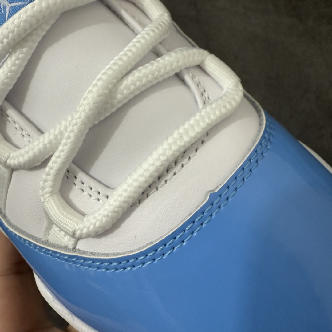 图片[4]-【原厂版】Air Jordan 11 Retro AJ11复刻白蓝 货号：FV5104-100   原楦原档案数据开模打造 原厂中底拉帮钢印 原厂漆皮 防冻不开裂 头层皮料 原装鞋撑 水晶大底正确色度色泽 原楦原数据刺绣 原厂车缝走线及对位 毫厘不差 飞人logo采用原数据电脑刺绣 原装正品碳纤维真实碳板 增强抗扭 原内标 原盒标 正确官方原盒 原厂防氧化水晶外底 原厂配套厂全掌solo气垫 尺码：40 40.5 41 42 42.5 43 44 44.5 45 46 47.5 48.5-选品中心