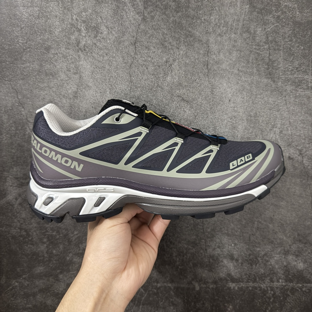 【W1版】 Salomon XT-6 萨洛蒙复古潮流户外机能登山跑鞋 478641 全套原纸板楦头开发 原厂特供网布配套加持 确保原汁原味 完美呈现版型 原档数据独家私模五层组合大底 原装Ortholite轻量化鞋垫 中底布带钢印编号 原厂TPU锁扣 进口港宝加持 后跟自然饱满 还原公司包裹性 鞋面以“锯齿”状的包裹系统呈现 在基色底之下加入了各种色点缀 将公司的最新技术和时尚前卫的造型融入耐用的长跑款式中 鞋面由 TPU 薄膜制成 并焊接在高耐磨网眼上 使其既时尚又坚固 由 ACS底盘支撑 可增强稳定性和支撑力 以及由橡胶凸耳 Contragrip外底覆盖的 EVA 缓冲中底 旨在应对崎岖的地形 鞋舌上的彩色Salomon 标签、Quicklace 系统以及鞋头、鞋舌和鞋跟上的附加品牌使细节更加完美 让穿着者可以轻松驾驭户外与通勤下的任何运动生活场景 无缝鞋身户外随意纵横 颜值与脚感兼备 出街通勤 绝对非常吸睛 你值得拥有 尺码：36 36.5 37.5 38 38.5 39 40 40.5 41 42 42.5 43 44 44.5 45-选品中心