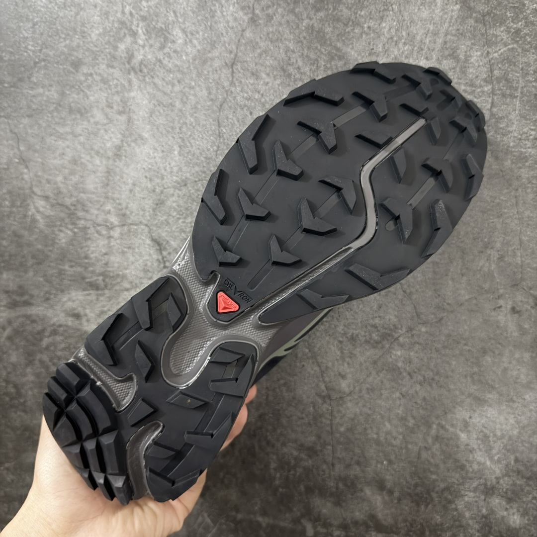 图片[9]-【W1版】 Salomon XT-6 萨洛蒙复古潮流户外机能登山跑鞋 478641 全套原纸板楦头开发 原厂特供网布配套加持 确保原汁原味 完美呈现版型 原档数据独家私模五层组合大底 原装Ortholite轻量化鞋垫 中底布带钢印编号 原厂TPU锁扣 进口港宝加持 后跟自然饱满 还原公司包裹性 鞋面以“锯齿”状的包裹系统呈现 在基色底之下加入了各种色点缀 将公司的最新技术和时尚前卫的造型融入耐用的长跑款式中 鞋面由 TPU 薄膜制成 并焊接在高耐磨网眼上 使其既时尚又坚固 由 ACS底盘支撑 可增强稳定性和支撑力 以及由橡胶凸耳 Contragrip外底覆盖的 EVA 缓冲中底 旨在应对崎岖的地形 鞋舌上的彩色Salomon 标签、Quicklace 系统以及鞋头、鞋舌和鞋跟上的附加品牌使细节更加完美 让穿着者可以轻松驾驭户外与通勤下的任何运动生活场景 无缝鞋身户外随意纵横 颜值与脚感兼备 出街通勤 绝对非常吸睛 你值得拥有 尺码：36 36.5 37.5 38 38.5 39 40 40.5 41 42 42.5 43 44 44.5 45-选品中心