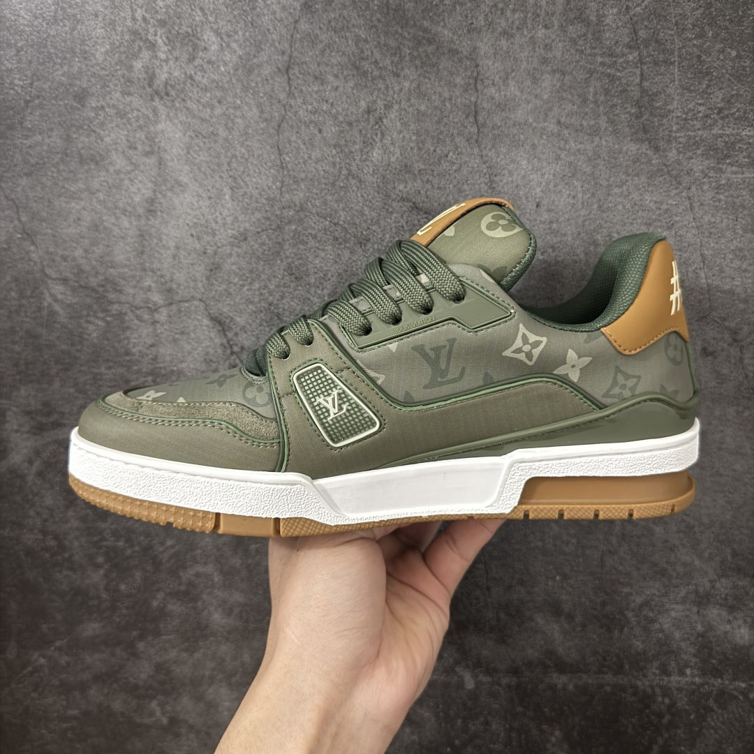 图片[2]-【YS纯原】 LOUIS VUITTON 路易威登 LV Trainer 新款军绿印花 顶货芯片代购版本 原版购入开发 ✦ 光滑牛皮革描绘Monogram图案，复古篮球灵感启发 ✦ #54标识追溯品牌诞生的1854年，细节满载 ✦ 原版定制进口头层牛皮鞋面，质感在线 ✦ 原版定制透气网里，清爽不闷脚 ✦ 原版开模防滑T材质大底，耐磨稳定 ✦ 底厚3CM，自然增高不笨重 ✦ 配送精美包装，零瑕疵工艺 尺码：39-45-选品中心