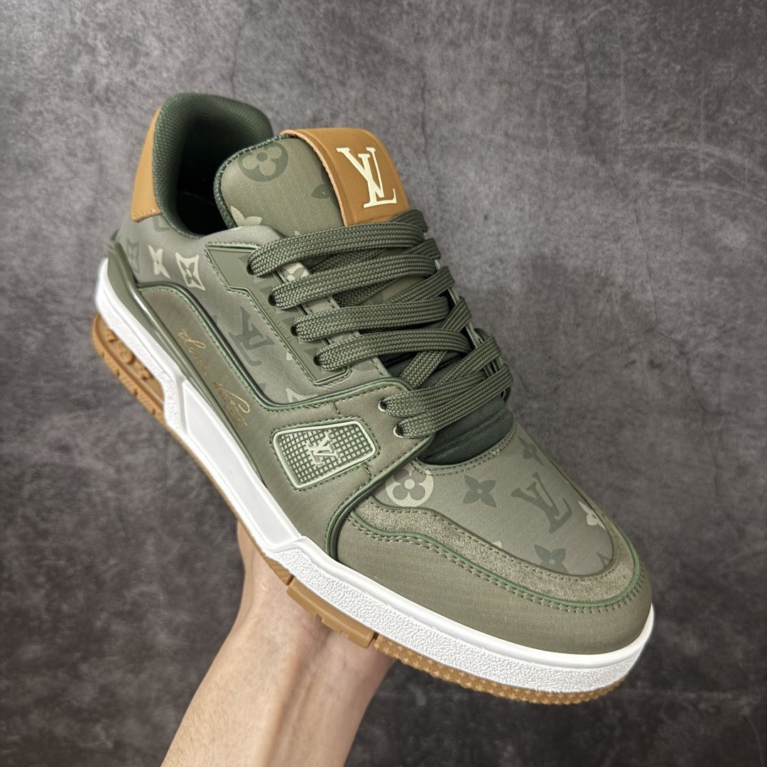 图片[3]-【YS纯原】 LOUIS VUITTON 路易威登 LV Trainer 新款军绿印花 顶货芯片代购版本 原版购入开发 ✦ 光滑牛皮革描绘Monogram图案，复古篮球灵感启发 ✦ #54标识追溯品牌诞生的1854年，细节满载 ✦ 原版定制进口头层牛皮鞋面，质感在线 ✦ 原版定制透气网里，清爽不闷脚 ✦ 原版开模防滑T材质大底，耐磨稳定 ✦ 底厚3CM，自然增高不笨重 ✦ 配送精美包装，零瑕疵工艺 尺码：39-45-选品中心