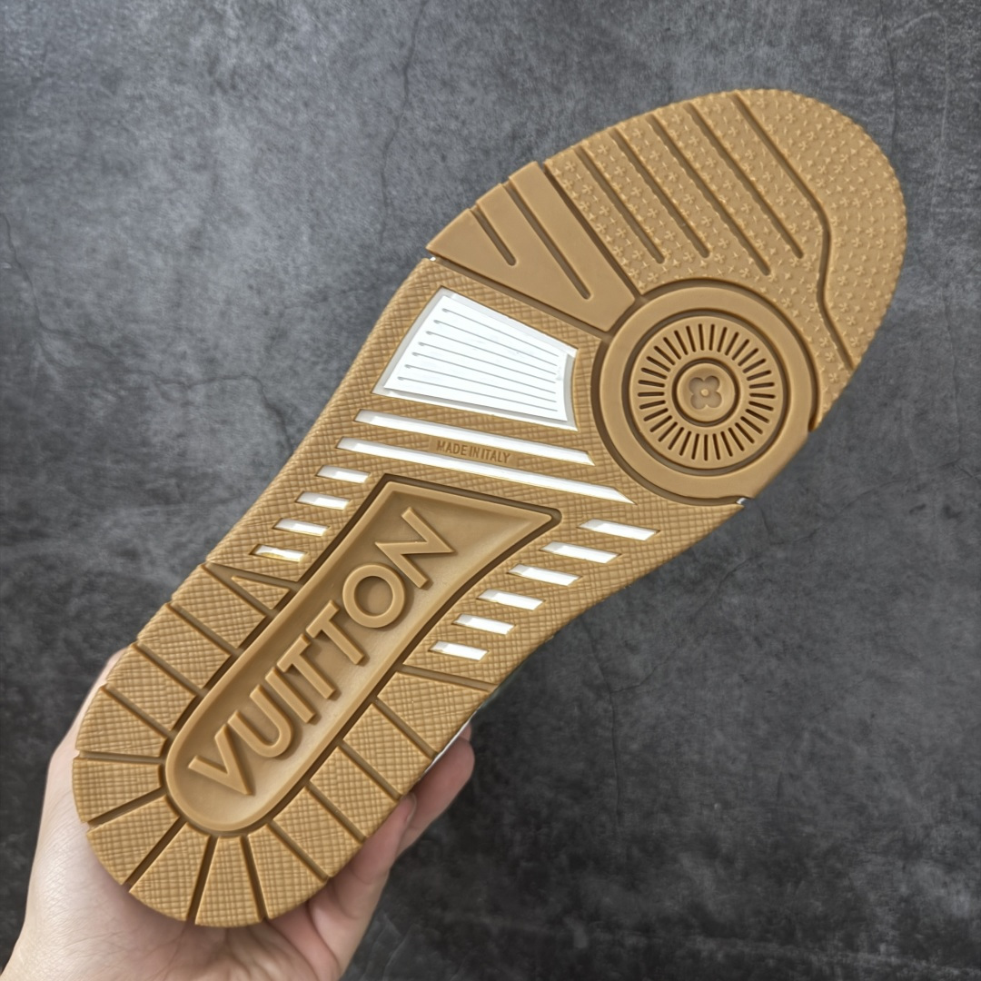 图片[9]-【YS纯原】 LOUIS VUITTON 路易威登 LV Trainer 新款军绿印花 顶货芯片代购版本 原版购入开发 ✦ 光滑牛皮革描绘Monogram图案，复古篮球灵感启发 ✦ #54标识追溯品牌诞生的1854年，细节满载 ✦ 原版定制进口头层牛皮鞋面，质感在线 ✦ 原版定制透气网里，清爽不闷脚 ✦ 原版开模防滑T材质大底，耐磨稳定 ✦ 底厚3CM，自然增高不笨重 ✦ 配送精美包装，零瑕疵工艺 尺码：39-45-选品中心