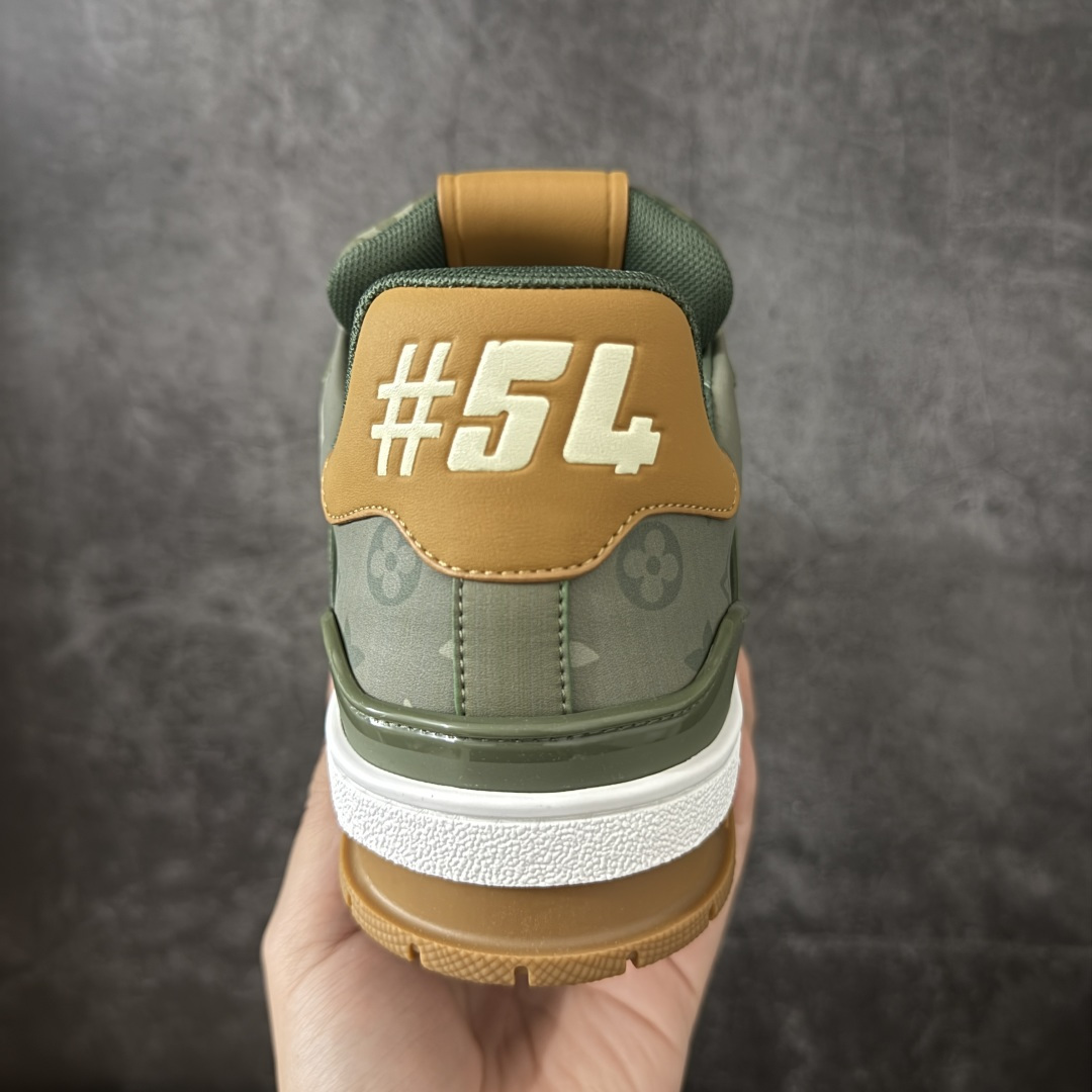 图片[4]-【YS纯原】 LOUIS VUITTON 路易威登 LV Trainer 新款军绿印花 顶货芯片代购版本 原版购入开发 ✦ 光滑牛皮革描绘Monogram图案，复古篮球灵感启发 ✦ #54标识追溯品牌诞生的1854年，细节满载 ✦ 原版定制进口头层牛皮鞋面，质感在线 ✦ 原版定制透气网里，清爽不闷脚 ✦ 原版开模防滑T材质大底，耐磨稳定 ✦ 底厚3CM，自然增高不笨重 ✦ 配送精美包装，零瑕疵工艺 尺码：39-45-选品中心
