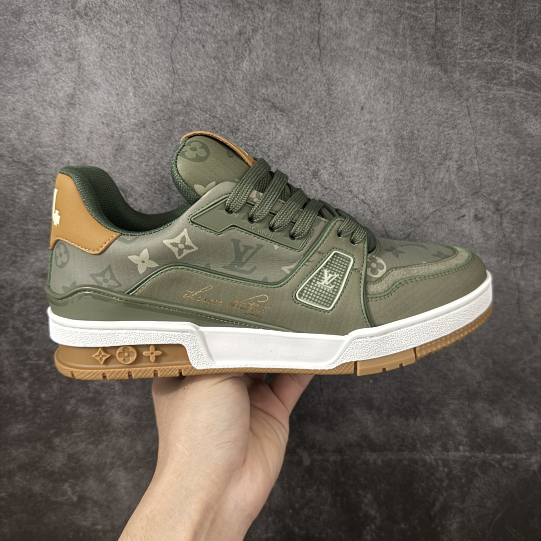 【YS纯原】 LOUIS VUITTON 路易威登 LV Trainer 新款军绿印花 顶货芯片代购版本 原版购入开发 ✦ 光滑牛皮革描绘Monogram图案，复古篮球灵感启发 ✦ #54标识追溯品牌诞生的1854年，细节满载 ✦ 原版定制进口头层牛皮鞋面，质感在线 ✦ 原版定制透气网里，清爽不闷脚 ✦ 原版开模防滑T材质大底，耐磨稳定 ✦ 底厚3CM，自然增高不笨重 ✦ 配送精美包装，零瑕疵工艺 尺码：39-45-选品中心