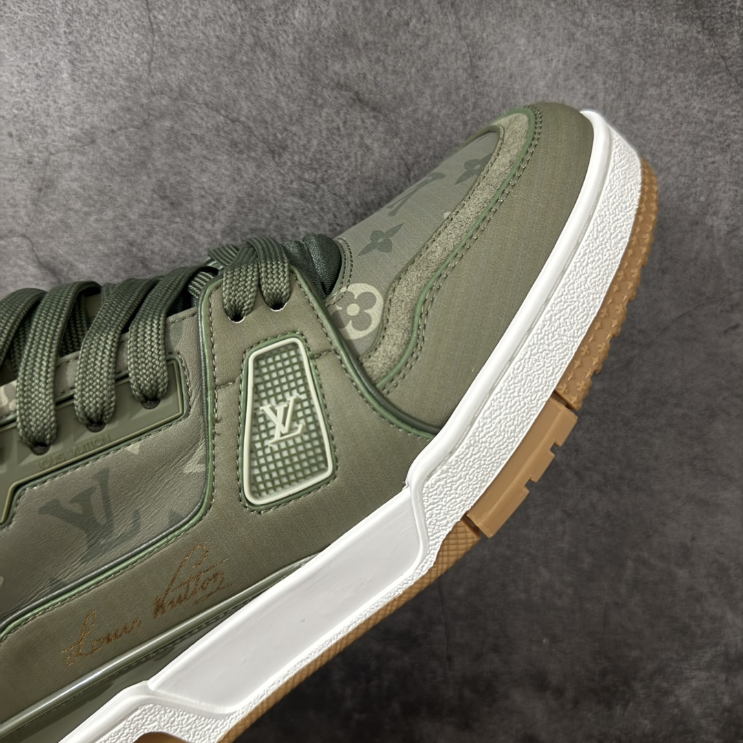 图片[6]-【YS纯原】 LOUIS VUITTON 路易威登 LV Trainer 新款军绿印花 顶货芯片代购版本 原版购入开发 ✦ 光滑牛皮革描绘Monogram图案，复古篮球灵感启发 ✦ #54标识追溯品牌诞生的1854年，细节满载 ✦ 原版定制进口头层牛皮鞋面，质感在线 ✦ 原版定制透气网里，清爽不闷脚 ✦ 原版开模防滑T材质大底，耐磨稳定 ✦ 底厚3CM，自然增高不笨重 ✦ 配送精美包装，零瑕疵工艺 尺码：39-45-选品中心