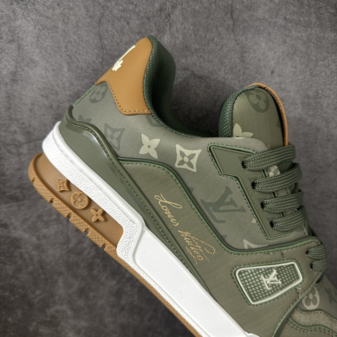 图片[7]-【YS纯原】 LOUIS VUITTON 路易威登 LV Trainer 新款军绿印花 顶货芯片代购版本 原版购入开发 ✦ 光滑牛皮革描绘Monogram图案，复古篮球灵感启发 ✦ #54标识追溯品牌诞生的1854年，细节满载 ✦ 原版定制进口头层牛皮鞋面，质感在线 ✦ 原版定制透气网里，清爽不闷脚 ✦ 原版开模防滑T材质大底，耐磨稳定 ✦ 底厚3CM，自然增高不笨重 ✦ 配送精美包装，零瑕疵工艺 尺码：39-45-选品中心