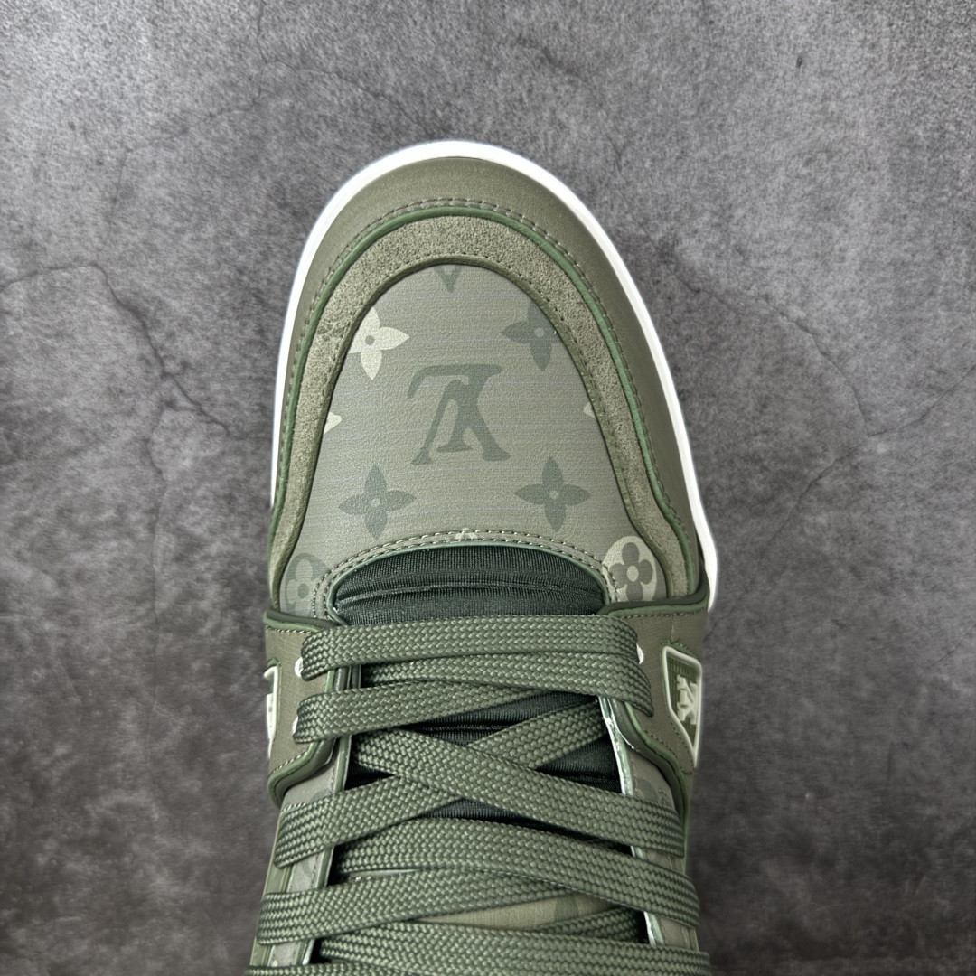 图片[5]-【YS纯原】 LOUIS VUITTON 路易威登 LV Trainer 新款军绿印花 顶货芯片代购版本 原版购入开发 ✦ 光滑牛皮革描绘Monogram图案，复古篮球灵感启发 ✦ #54标识追溯品牌诞生的1854年，细节满载 ✦ 原版定制进口头层牛皮鞋面，质感在线 ✦ 原版定制透气网里，清爽不闷脚 ✦ 原版开模防滑T材质大底，耐磨稳定 ✦ 底厚3CM，自然增高不笨重 ✦ 配送精美包装，零瑕疵工艺 尺码：39-45-选品中心