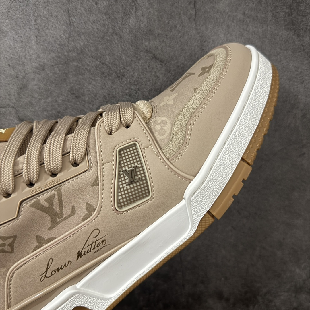 图片[6]-【YS纯原】 LOUIS VUITTON 路易威登 LV Trainer 新款军绿印花 顶货芯片代购版本 原版购入开发 ✦ 光滑牛皮革描绘Monogram图案，复古篮球灵感启发 ✦ #54标识追溯品牌诞生的1854年，细节满载 ✦ 原版定制进口头层牛皮鞋面，质感在线 ✦ 原版定制透气网里，清爽不闷脚 ✦ 原版开模防滑T材质大底，耐磨稳定 ✦ 底厚3CM，自然增高不笨重 ✦ 配送精美包装，零瑕疵工艺 尺码：39-45-选品中心