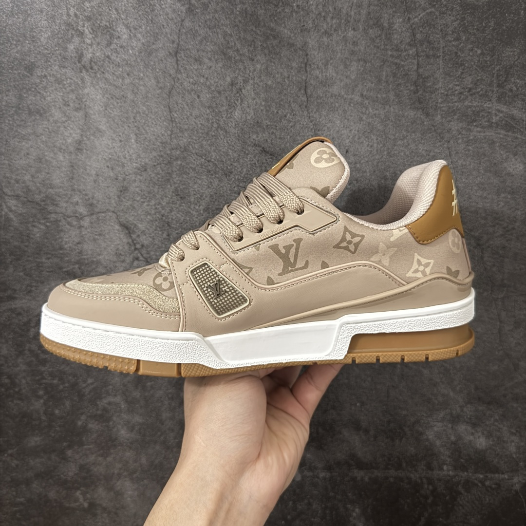 图片[2]-【YS纯原】 LOUIS VUITTON 路易威登 LV Trainer 新款军绿印花 顶货芯片代购版本 原版购入开发 ✦ 光滑牛皮革描绘Monogram图案，复古篮球灵感启发 ✦ #54标识追溯品牌诞生的1854年，细节满载 ✦ 原版定制进口头层牛皮鞋面，质感在线 ✦ 原版定制透气网里，清爽不闷脚 ✦ 原版开模防滑T材质大底，耐磨稳定 ✦ 底厚3CM，自然增高不笨重 ✦ 配送精美包装，零瑕疵工艺 尺码：39-45-选品中心