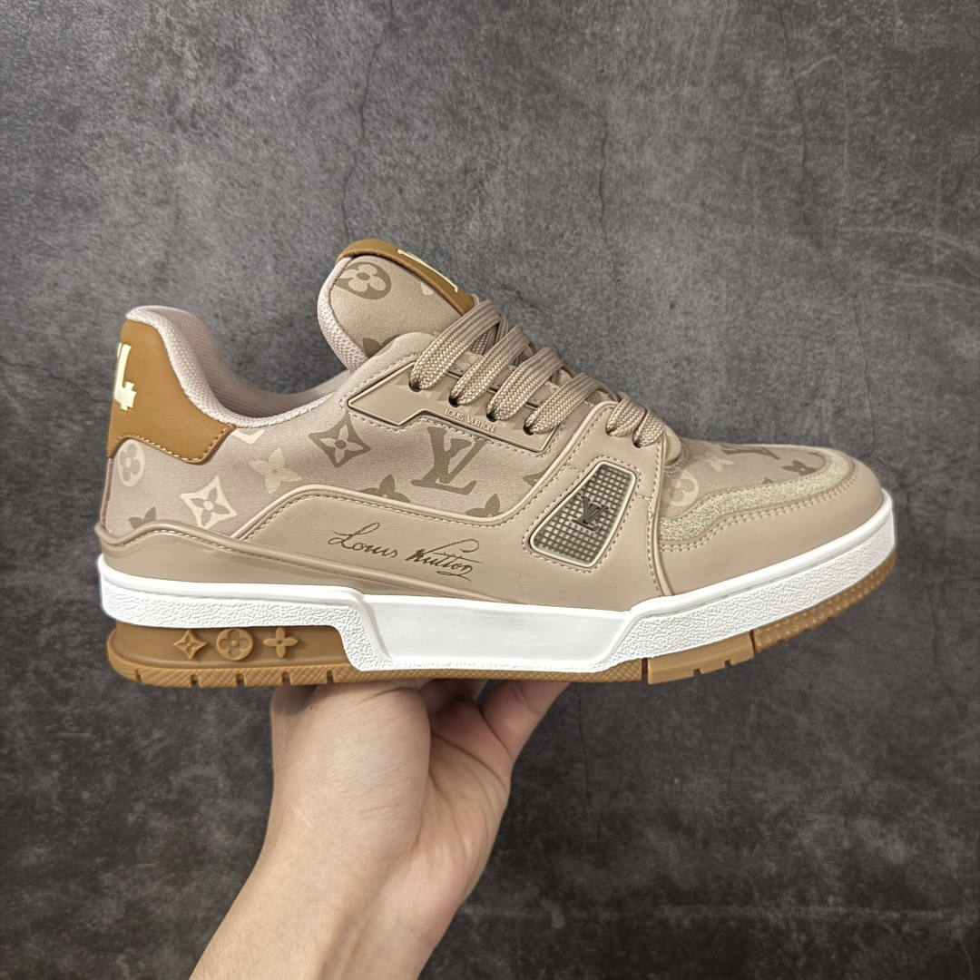 【YS纯原】 LOUIS VUITTON 路易威登 LV Trainer 新款军绿印花 顶货芯片代购版本 原版购入开发 ✦ 光滑牛皮革描绘Monogram图案，复古篮球灵感启发 ✦ #54标识追溯品牌诞生的1854年，细节满载 ✦ 原版定制进口头层牛皮鞋面，质感在线 ✦ 原版定制透气网里，清爽不闷脚 ✦ 原版开模防滑T材质大底，耐磨稳定 ✦ 底厚3CM，自然增高不笨重 ✦ 配送精美包装，零瑕疵工艺 尺码：39-45-选品中心