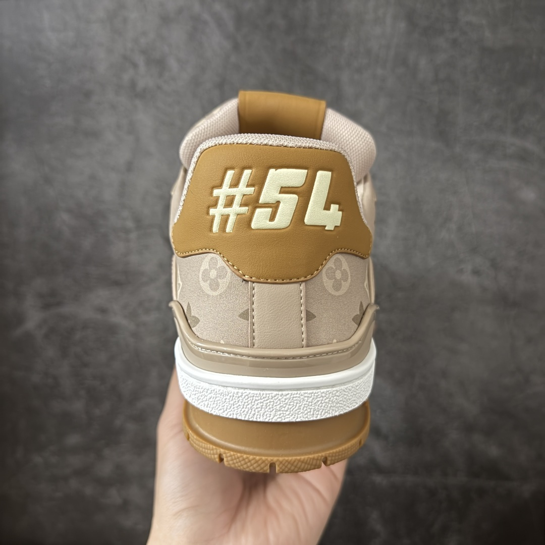 图片[4]-【YS纯原】 LOUIS VUITTON 路易威登 LV Trainer 新款军绿印花 顶货芯片代购版本 原版购入开发 ✦ 光滑牛皮革描绘Monogram图案，复古篮球灵感启发 ✦ #54标识追溯品牌诞生的1854年，细节满载 ✦ 原版定制进口头层牛皮鞋面，质感在线 ✦ 原版定制透气网里，清爽不闷脚 ✦ 原版开模防滑T材质大底，耐磨稳定 ✦ 底厚3CM，自然增高不笨重 ✦ 配送精美包装，零瑕疵工艺 尺码：39-45-选品中心