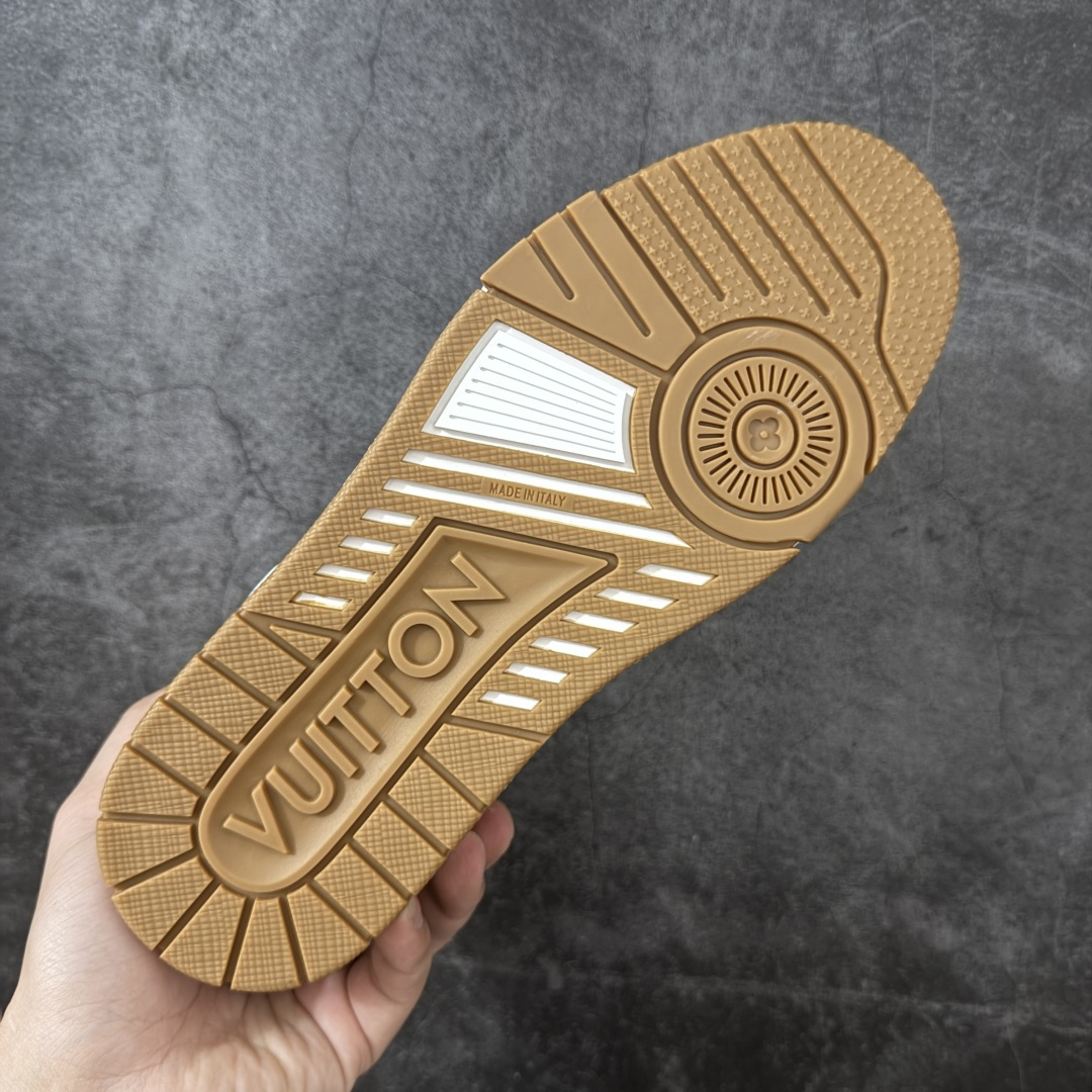 图片[9]-【YS纯原】 LOUIS VUITTON 路易威登 LV Trainer 新款军绿印花 顶货芯片代购版本 原版购入开发 ✦ 光滑牛皮革描绘Monogram图案，复古篮球灵感启发 ✦ #54标识追溯品牌诞生的1854年，细节满载 ✦ 原版定制进口头层牛皮鞋面，质感在线 ✦ 原版定制透气网里，清爽不闷脚 ✦ 原版开模防滑T材质大底，耐磨稳定 ✦ 底厚3CM，自然增高不笨重 ✦ 配送精美包装，零瑕疵工艺 尺码：39-45-选品中心