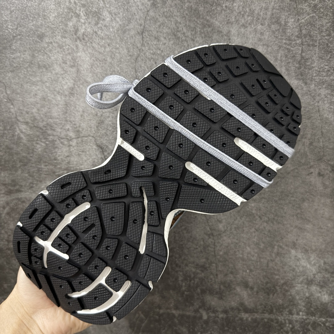 图片[9]-【VG零售版】BALENCIAGA 3XL Sneakers 巴黎世家十代网布系带低帮走秀复古老爹鞋 尼龙格子拼色 全套原纸板楦头开发 最原汁原味的灵魂版型 全鞋荧光划线卡点 胶水把控整洁度追求极致完美 每一双都是工艺品 多重QC质检 超越公司货的品控标准 实实在在的免检产品 原盒原配 正确字体电绣 粗细、位置、大小正确 侧边TPU 透气孔匹配意产原版 正确分离大底 TPU软底 原版一致大底LOGO 立体感十足 原厂皮料水洗做旧 采购原厂网纱 不含皮革 网布材料和聚氨酯 磨损效果 鞋头边缘和后帮 Balenciaga 徽标 鞋面和后跟凸印尺码 鞋舌 3XL 橡胶品牌标识和反光细节 鞋帮拉袢和鞋舌拉祥 配反光细节 备用鞋带在鞋履前侧 可在穿着前取下 便于不同造型搭配 正常尺码 尺码：35 36 37 38 39 40 41 42 43 44 45 46-选品中心