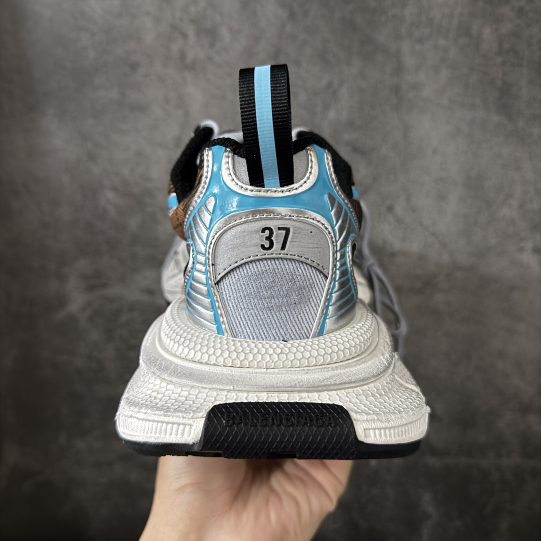 图片[4]-【VG零售版】BALENCIAGA 3XL Sneakers 巴黎世家十代网布系带低帮走秀复古老爹鞋 尼龙格子拼色 全套原纸板楦头开发 最原汁原味的灵魂版型 全鞋荧光划线卡点 胶水把控整洁度追求极致完美 每一双都是工艺品 多重QC质检 超越公司货的品控标准 实实在在的免检产品 原盒原配 正确字体电绣 粗细、位置、大小正确 侧边TPU 透气孔匹配意产原版 正确分离大底 TPU软底 原版一致大底LOGO 立体感十足 原厂皮料水洗做旧 采购原厂网纱 不含皮革 网布材料和聚氨酯 磨损效果 鞋头边缘和后帮 Balenciaga 徽标 鞋面和后跟凸印尺码 鞋舌 3XL 橡胶品牌标识和反光细节 鞋帮拉袢和鞋舌拉祥 配反光细节 备用鞋带在鞋履前侧 可在穿着前取下 便于不同造型搭配 正常尺码 尺码：35 36 37 38 39 40 41 42 43 44 45 46-选品中心