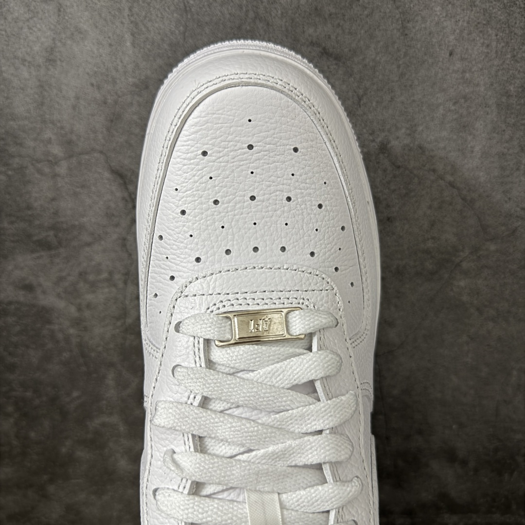 图片[5]-【Mok头层版】NOCTA×Nike Air Force 1 Low certified lover boy 经典 Drake联名 低帮空军一号休闲板鞋 CZ8065-100 顶级空军 皮料质感满分💯 超细腻纳帕头层软皮 全鞋电脑针车 工整有序 原厂港宝加持完美还原灵魂版型 原盒原配从里到外百分百还原 原厂全头层原厂皮料 原标原盒 内置Sole气垫 中底白色背胶 中底划线 已经无限的接近公司 原厂楦头 原厂刺绣 后跟弧度修正 正确中底四线防伪 尺码：36 36.5 37.5 38 38.5 39 40 40.5 41 42 42.5 43 44 44.5 45 46 47.5-选品中心
