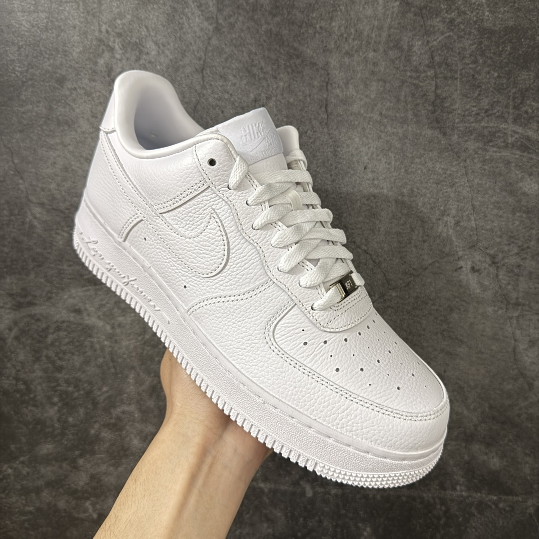 图片[3]-【Mok头层版】NOCTA×Nike Air Force 1 Low certified lover boy 经典 Drake联名 低帮空军一号休闲板鞋 CZ8065-100 顶级空军 皮料质感满分💯 超细腻纳帕头层软皮 全鞋电脑针车 工整有序 原厂港宝加持完美还原灵魂版型 原盒原配从里到外百分百还原 原厂全头层原厂皮料 原标原盒 内置Sole气垫 中底白色背胶 中底划线 已经无限的接近公司 原厂楦头 原厂刺绣 后跟弧度修正 正确中底四线防伪 尺码：36 36.5 37.5 38 38.5 39 40 40.5 41 42 42.5 43 44 44.5 45 46 47.5-选品中心