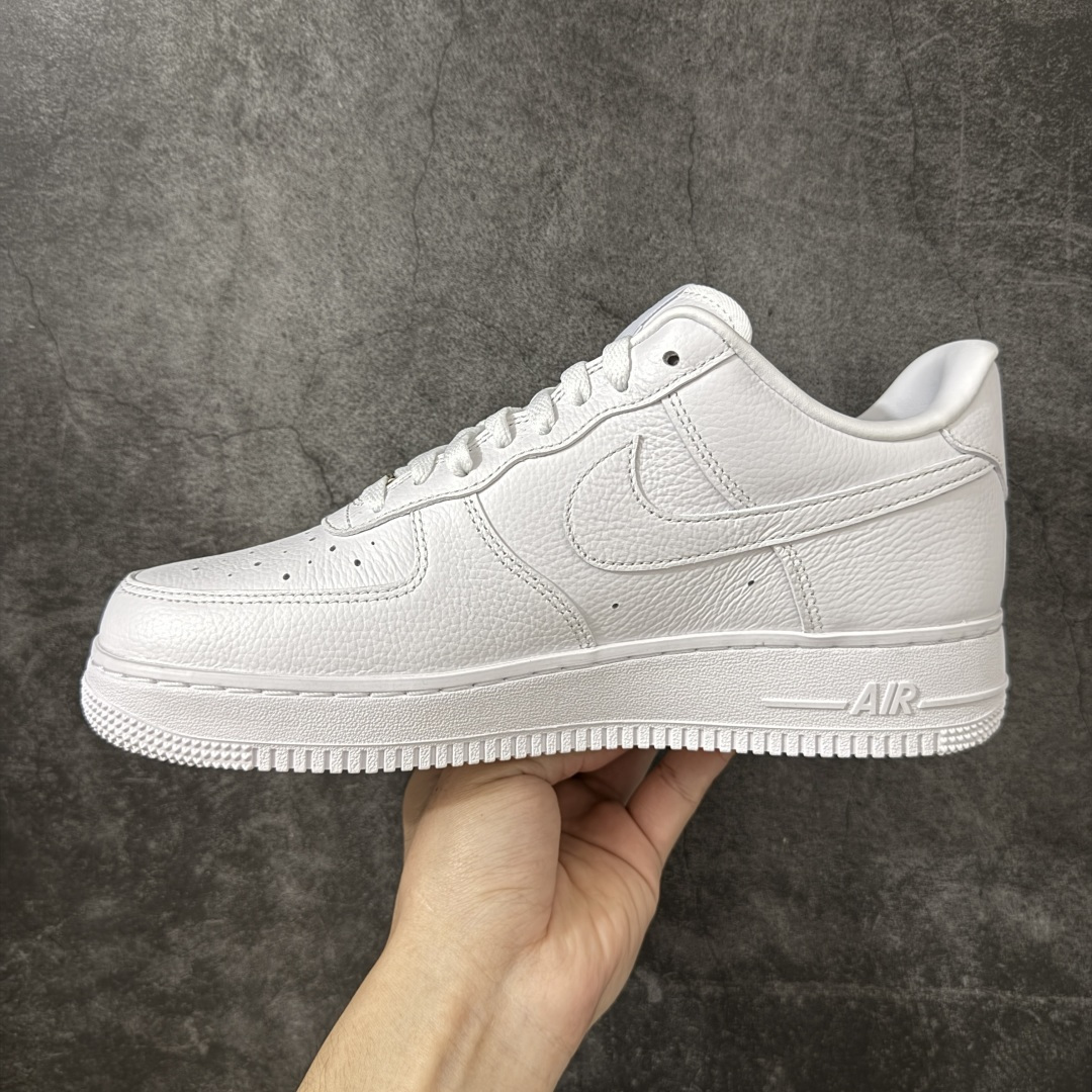 图片[2]-【Mok头层版】NOCTA×Nike Air Force 1 Low certified lover boy 经典 Drake联名 低帮空军一号休闲板鞋 CZ8065-100 顶级空军 皮料质感满分💯 超细腻纳帕头层软皮 全鞋电脑针车 工整有序 原厂港宝加持完美还原灵魂版型 原盒原配从里到外百分百还原 原厂全头层原厂皮料 原标原盒 内置Sole气垫 中底白色背胶 中底划线 已经无限的接近公司 原厂楦头 原厂刺绣 后跟弧度修正 正确中底四线防伪 尺码：36 36.5 37.5 38 38.5 39 40 40.5 41 42 42.5 43 44 44.5 45 46 47.5-选品中心