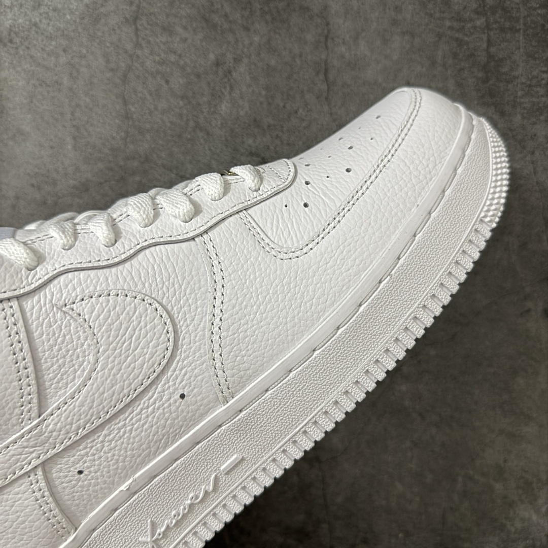 图片[6]-【Mok头层版】NOCTA×Nike Air Force 1 Low certified lover boy 经典 Drake联名 低帮空军一号休闲板鞋 CZ8065-100 顶级空军 皮料质感满分💯 超细腻纳帕头层软皮 全鞋电脑针车 工整有序 原厂港宝加持完美还原灵魂版型 原盒原配从里到外百分百还原 原厂全头层原厂皮料 原标原盒 内置Sole气垫 中底白色背胶 中底划线 已经无限的接近公司 原厂楦头 原厂刺绣 后跟弧度修正 正确中底四线防伪 尺码：36 36.5 37.5 38 38.5 39 40 40.5 41 42 42.5 43 44 44.5 45 46 47.5-选品中心
