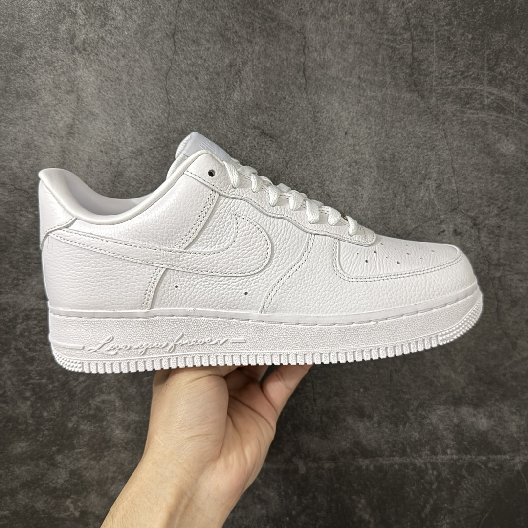 【Mok头层版】NOCTA×Nike Air Force 1 Low certified lover boy 经典 Drake联名 低帮空军一号休闲板鞋 CZ8065-100 顶级空军 皮料质感满分💯 超细腻纳帕头层软皮 全鞋电脑针车 工整有序 原厂港宝加持完美还原灵魂版型 原盒原配从里到外百分百还原 原厂全头层原厂皮料 原标原盒 内置Sole气垫 中底白色背胶 中底划线 已经无限的接近公司 原厂楦头 原厂刺绣 后跟弧度修正 正确中底四线防伪 尺码：36 36.5 37.5 38 38.5 39 40 40.5 41 42 42.5 43 44 44.5 45 46 47.5-选品中心
