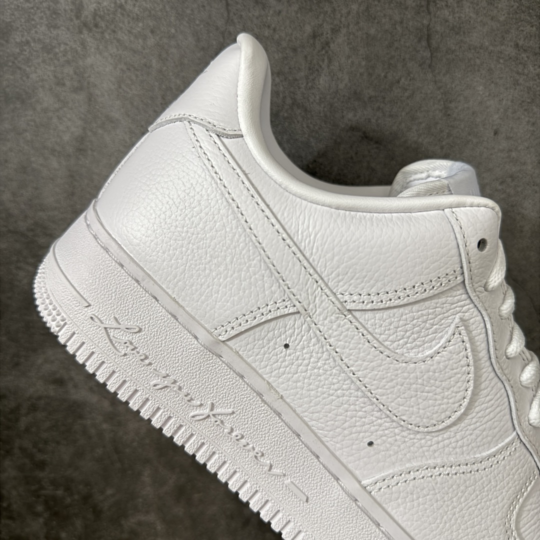 图片[7]-【Mok头层版】NOCTA×Nike Air Force 1 Low certified lover boy 经典 Drake联名 低帮空军一号休闲板鞋 CZ8065-100 顶级空军 皮料质感满分💯 超细腻纳帕头层软皮 全鞋电脑针车 工整有序 原厂港宝加持完美还原灵魂版型 原盒原配从里到外百分百还原 原厂全头层原厂皮料 原标原盒 内置Sole气垫 中底白色背胶 中底划线 已经无限的接近公司 原厂楦头 原厂刺绣 后跟弧度修正 正确中底四线防伪 尺码：36 36.5 37.5 38 38.5 39 40 40.5 41 42 42.5 43 44 44.5 45 46 47.5-选品中心