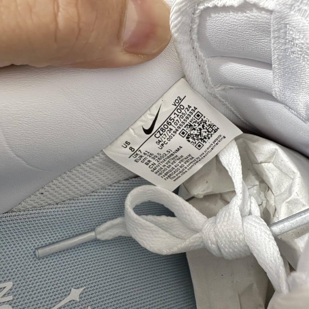 图片[6]-【Mok头层版】NOCTA×Nike Air Force 1 Low certified lover boy 经典 Drake联名 低帮空军一号休闲板鞋 CZ8065-100 顶级空军 皮料质感满分💯 超细腻纳帕头层软皮 全鞋电脑针车 工整有序 原厂港宝加持完美还原灵魂版型 原盒原配从里到外百分百还原 原厂全头层原厂皮料 原标原盒 内置Sole气垫 中底白色背胶 中底划线 已经无限的接近公司 原厂楦头 原厂刺绣 后跟弧度修正 正确中底四线防伪 尺码：36 36.5 37.5 38 38.5 39 40 40.5 41 42 42.5 43 44 44.5 45 46 47.5-选品中心