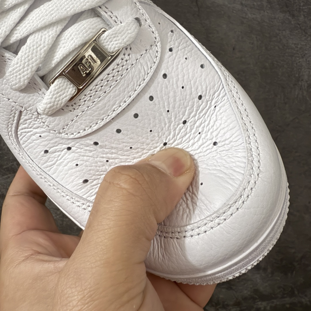 图片[5]-【Mok头层版】NOCTA×Nike Air Force 1 Low certified lover boy 经典 Drake联名 低帮空军一号休闲板鞋 CZ8065-100 顶级空军 皮料质感满分💯 超细腻纳帕头层软皮 全鞋电脑针车 工整有序 原厂港宝加持完美还原灵魂版型 原盒原配从里到外百分百还原 原厂全头层原厂皮料 原标原盒 内置Sole气垫 中底白色背胶 中底划线 已经无限的接近公司 原厂楦头 原厂刺绣 后跟弧度修正 正确中底四线防伪 尺码：36 36.5 37.5 38 38.5 39 40 40.5 41 42 42.5 43 44 44.5 45 46 47.5-选品中心