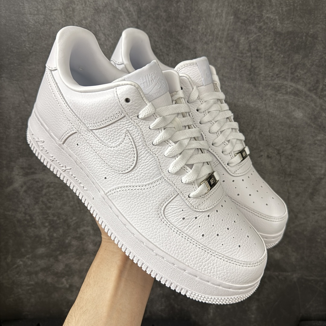 【Mok头层版】NOCTA×Nike Air Force 1 Low certified lover boy 经典 Drake联名 低帮空军一号休闲板鞋 CZ8065-100 顶级空军 皮料质感满分💯 超细腻纳帕头层软皮 全鞋电脑针车 工整有序 原厂港宝加持完美还原灵魂版型 原盒原配从里到外百分百还原 原厂全头层原厂皮料 原标原盒 内置Sole气垫 中底白色背胶 中底划线 已经无限的接近公司 原厂楦头 原厂刺绣 后跟弧度修正 正确中底四线防伪 尺码：36 36.5 37.5 38 38.5 39 40 40.5 41 42 42.5 43 44 44.5 45 46 47.5-选品中心