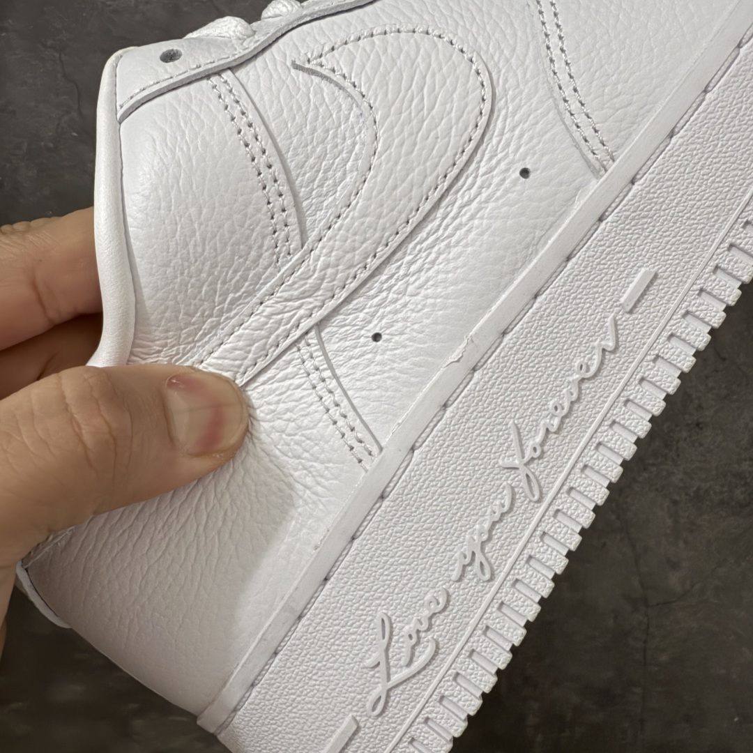 图片[3]-【Mok头层版】NOCTA×Nike Air Force 1 Low certified lover boy 经典 Drake联名 低帮空军一号休闲板鞋 CZ8065-100 顶级空军 皮料质感满分💯 超细腻纳帕头层软皮 全鞋电脑针车 工整有序 原厂港宝加持完美还原灵魂版型 原盒原配从里到外百分百还原 原厂全头层原厂皮料 原标原盒 内置Sole气垫 中底白色背胶 中底划线 已经无限的接近公司 原厂楦头 原厂刺绣 后跟弧度修正 正确中底四线防伪 尺码：36 36.5 37.5 38 38.5 39 40 40.5 41 42 42.5 43 44 44.5 45 46 47.5-选品中心