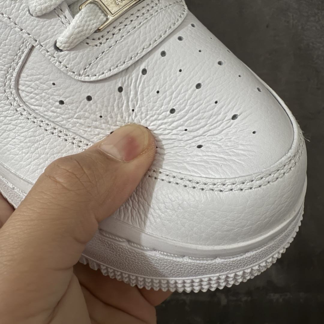 图片[4]-【Mok头层版】NOCTA×Nike Air Force 1 Low certified lover boy 经典 Drake联名 低帮空军一号休闲板鞋 CZ8065-100 顶级空军 皮料质感满分💯 超细腻纳帕头层软皮 全鞋电脑针车 工整有序 原厂港宝加持完美还原灵魂版型 原盒原配从里到外百分百还原 原厂全头层原厂皮料 原标原盒 内置Sole气垫 中底白色背胶 中底划线 已经无限的接近公司 原厂楦头 原厂刺绣 后跟弧度修正 正确中底四线防伪 尺码：36 36.5 37.5 38 38.5 39 40 40.5 41 42 42.5 43 44 44.5 45 46 47.5-选品中心