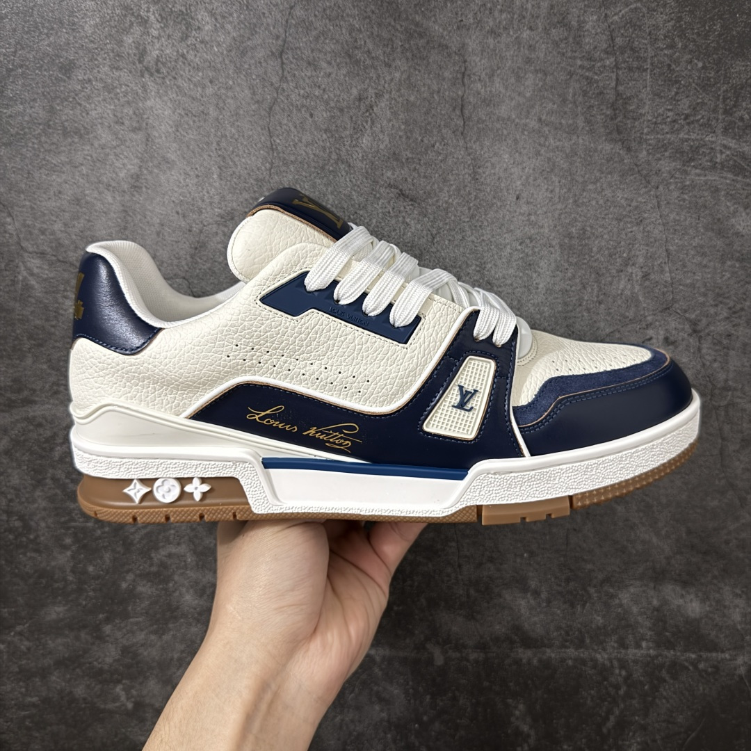 【天花板/Goat版】 市场最强版 没有之一的存在💪🏻 Louis Vuitton LV Trainer 系列全新版上架 手里有正品的可以对比下🆚懂货的看细节‼️ 此版品质是市场从未达到的新高度！ 整体版型 皮料 牛仔布的色差 压花纹路清晰度 后跟版型等等 都可以自行对比[机智]吊打市场所有货，怒甩十条街的那种，直接来正品对比图🆚，欢迎拿市场各大工厂的货来对比！ 尺码：40-45码-选品中心