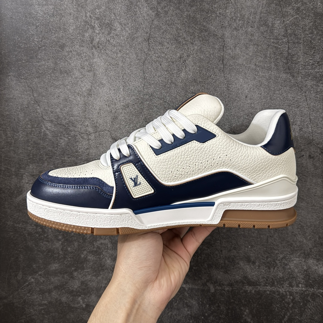 图片[2]-【天花板/Goat版】 市场最强版 没有之一的存在💪🏻 Louis Vuitton LV Trainer 系列全新版上架 手里有正品的可以对比下🆚懂货的看细节‼️ 此版品质是市场从未达到的新高度！ 整体版型 皮料 牛仔布的色差 压花纹路清晰度 后跟版型等等 都可以自行对比[机智]吊打市场所有货，怒甩十条街的那种，直接来正品对比图🆚，欢迎拿市场各大工厂的货来对比！ 尺码：40-45码-选品中心