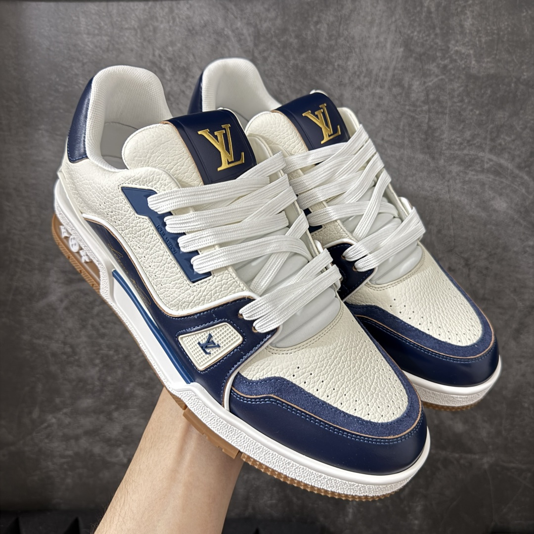 【天花板/Goat版】 市场最强版 没有之一的存在💪🏻 Louis Vuitton LV Trainer 系列全新版上架 手里有正品的可以对比下🆚懂货的看细节‼️ 此版品质是市场从未达到的新高度！ 整体版型 皮料 牛仔布的色差 压花纹路清晰度 后跟版型等等 都可以自行对比[机智]吊打市场所有货，怒甩十条街的那种，直接来正品对比图🆚，欢迎拿市场各大工厂的货来对比！ 尺码：40-45码-选品中心
